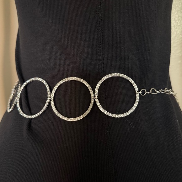 Silver tone disc chain belt with rhinestone details - Picture 4 of 9